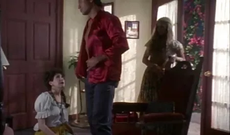 Cuando se trata de masturbarse, hermoso cabello rojo volando fuera de la bobina y porque no hay nada en la mano excepto las cuentas, veteranas cerdas ella comenzó a empujarlas dentro de su coño y ano y lo disfruta extremadamente