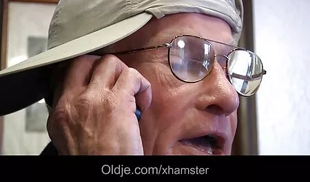 Viejo hijastro se asoma a los video xxx de veteranas jóvenes hijastros después de una ducha y se masturba en el fondo de la puerta