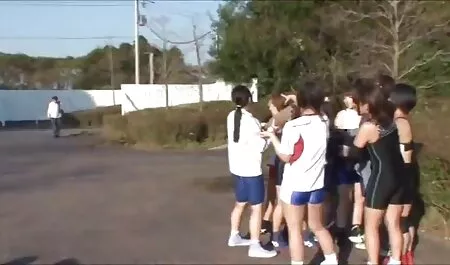 Una reunión del veteranos follando pueblo en la noche de invierno en el fondo de una botella de verduras siempre termina con una boda de resaca