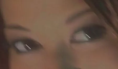Ella arrojó las vacas veteranas buenas follando en la cama y empujó sus bragas hacia un lado mientras trataba de apretar la polla anal apretada