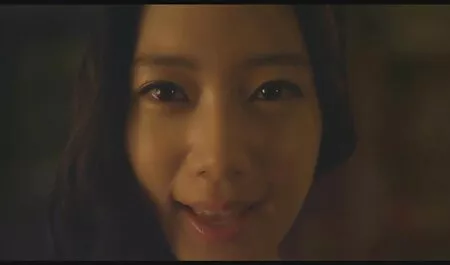 La hermosa apretando sus labios en un tubo y poniendo un dedo en la vagina xxxveteranas bajo el sol abrasador del cuerpo junto a la piscina