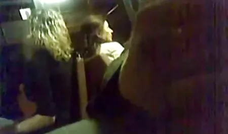 Chica joven que es gay montando el pene sin quitar sus bragas a través veteranas sexo videos de la hendidura entre sus piernas
