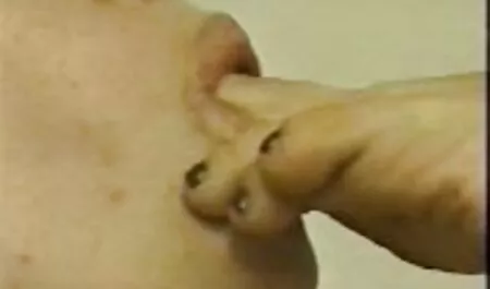 En casa vestido de verano, una chica que se esconde veteranas tetudas de sus padres en la parte posterior del sofá morder hijo de puta Hermandad
