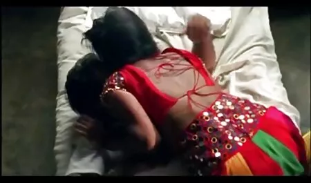 Con las bragas en la boca en lugar de una broma, una chica lame otra videos de veteranas cojiendo en un baño