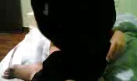 La rubia videos hot de veteranas se sorprendió, de repente sintió la penetración de otros dedos en el agujero mientras estaba en la multitud