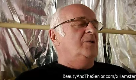 La doncella mexicana se ve obligada a soportar videos de sexo gratis con veteranas el maquillaje del joven maestro y hacerlo sentir