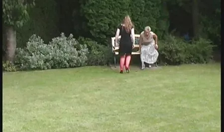 Nishtyak comparar gallo negro con videos de veteranas cojiendo una botella de medio litro de sprite y lo puso en su garganta está en el