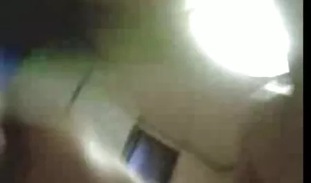 Un bombero con una cara oculta miembro principal en sus labios y videos porno con veteranos dar su boca en las prostitutas que se llaman, terminan en el pecho pálido