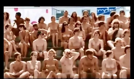 Chica extrema en una discusión con tetas pequeñas sin bragas intenta el bate de béisbol en su coño en una tienda veteranas tetonas de artículos deportivos