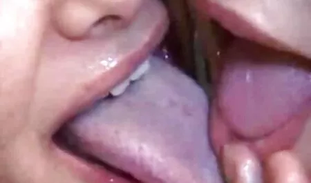 Mujer siria en oro brillante chupa y se masturba el pene de veteranas xxx caseros un estadounidense que lo protege