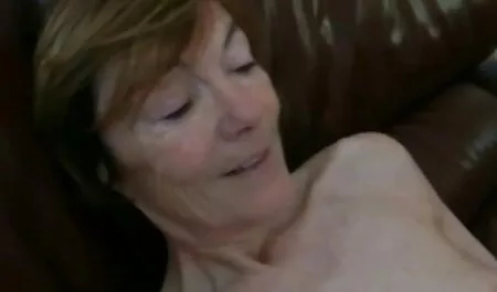 Bainki yacía, empujando su pequeña cabeza sobre las camas y lentamente masturbándose, en este momento su esposo apareció en la videos de veteranas follando puerta