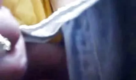 Aunque no hay compradores en la tienda, el joven propietario promueve a cogiendo veteranas una vendedora en un almacén