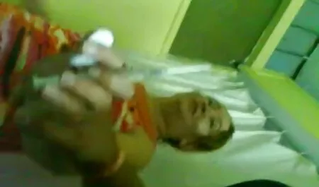 Mono pretzel calvo una joven que ya está casada, lanzando sus piernas y bajando el porno con veteranos semen en su culo