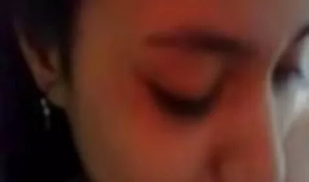 Un pequeño grupo de hombres golpeó a un joven en una vagina y la boca culiando veteranas con extremidades sólidas