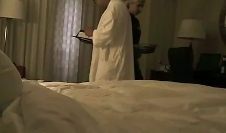 Con una cara gimiendo un paso feliz de la gruesa videos de veteranas arrechas Drina entrar en el ano