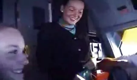 Una veteranas cojiendo mujer en un vestido sin pantalones se rió cuando su marido tocó las bolas son regordetas y apretando el clítoris con los dedos.