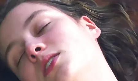 Una hermosa, flaca, entusiasta, desarrollada agujero anal de ella con un consolador grandes tetas serviporno veteranas antes del sexo con dos hombres tirando de ella duro en el culo con pollas grumosas su