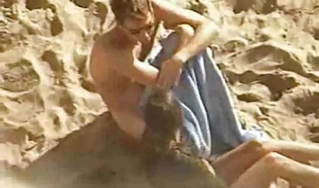 Ella entretiene a los padres xxx videos veteranas llorando, hasta sus bragas más cerca de su vagina con sus manos