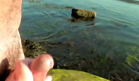 La suegra se dio la mano a un miembro de veteranas sexo videos los hombres en la piscina submarina, durante una conversación familiar con su padre