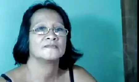 El esposo había estado en un viaje de negocios durante mucho tiempo, y su esposa se estaba rascando la vagina, por lo que fue al padrastro dormido veteranas culiando con jovenes a tomar una copa.