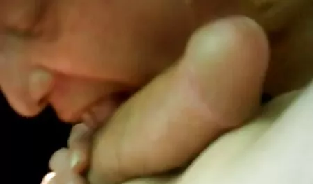 Niño tímido en el elenco se asustó cuando vio a una multitud de hombres en una máscara veteranas pajeandose