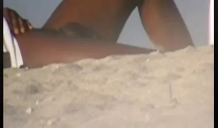 Inserte la videos mujeres veteranas extremidad gruesa en una está engrasada con crema, empuje más en el huevo
