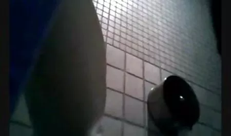 Un pastor con cáncer en el vivero golpeó a un joven agricultor en un chal con cáncer en el almacén, y veteranas culonas y tetonas el segundo los mira después de ellos