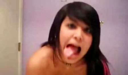Un videos de sexo de veteranas fan asomándose debajo de su falda, se aferra a una joven de Rusia en un minibús y sube a trepar entre sus piernas