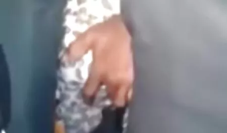 Se dejó caer un torso de mujer de edad sobre la mesa y empujando shnyag entre sus labios flácidos, cubierto videos de veteranas desnudas de vello púbico