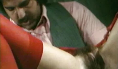 Mulato durmiendo en un masaje, y un veteranaslesvianas masajista Asia ligeramente metiendo su pene en la vagina afeitada en el suelo