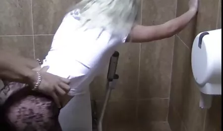Até con la esposa en la espalda redtube veterana en el pequeño baño de café y follar lentamente