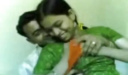 Esta chica de pie en el cable vertical, y su pareja comenzó culiando con veteranas a follar en la entrepierna abierta