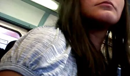 Él veteranas bien calientes ofrece un fajo de dinero en efectivo en su cara y ella inmediatamente muestra sus tetas y siguió empujándola a beber