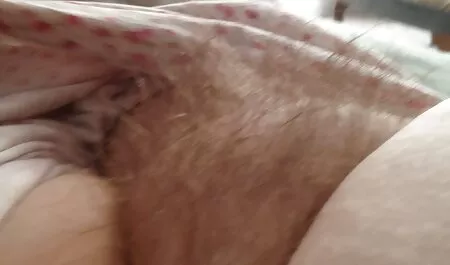 Una diligente y escrupulosa rubia masturbación miembros del padre videos pornos caseros de veteranas dormido, levantando la manta y empezando a chupar