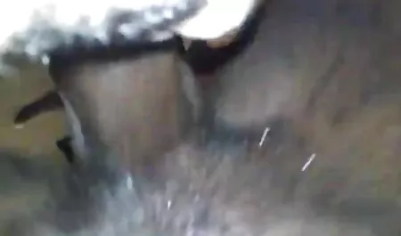 Boca de mujer de silicona rota veteranas folando en dos, empuje el perno grande más profundo en la tráquea tragar