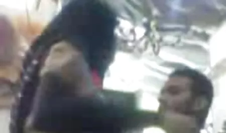 La pelirroja cojiendo veteranas Emochka saca sus bragas de un sombrero e intercambia sus dedos en ella, masturbándose vigorosamente su clítoris y pronto terminó