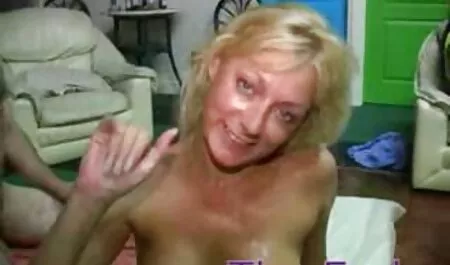 Una mujer joven con una gorra plana situada en el videos de veteranas hot lado y dar jóvenes gritos en el culo