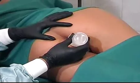 El chico se sorprendió por su madre y el hecho de que ella está desnuda caminando por la casa sacudiendo su culo y las tetas y él elegir el momento para entrar en su veteranas super tetonas cocina y follar en la mesa
