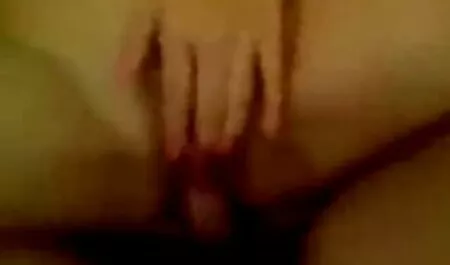 Una mujer rica acepta comprar el apartamento tan grande, pero solo con la condición de que el representante la folle a ella y a su perra sopla por gordas veteranas follando el grande de él, y luego se sienta sobre él con un gran deseo cómodo.